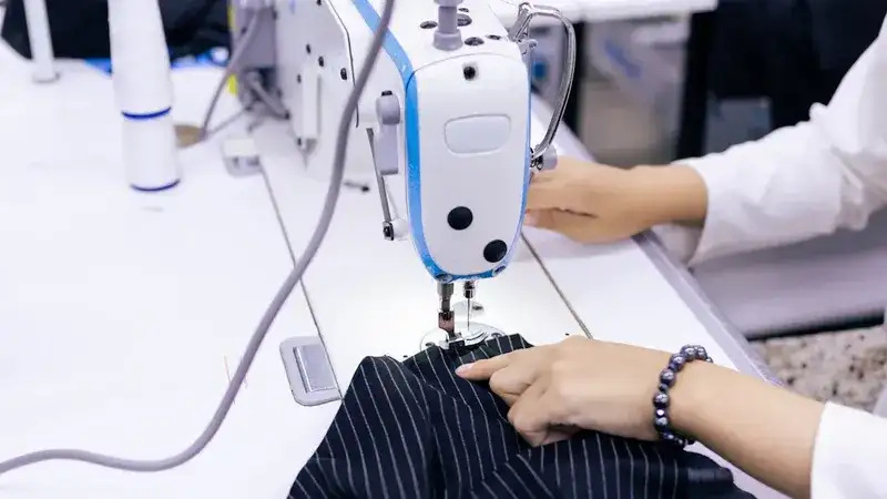 Tempi di piombo tipici per i campioni di costumi da bagno dai produttori