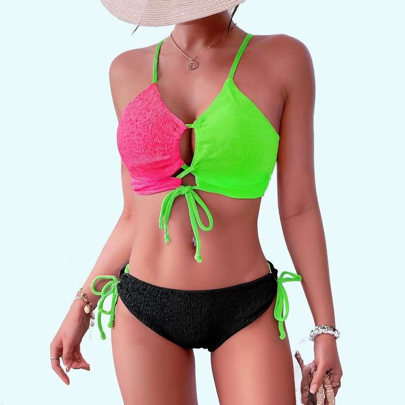 Costume da bagno a contrasto con cinturino intagliato