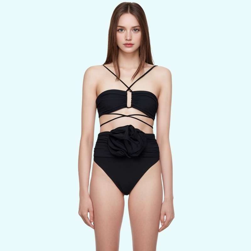Bikini con spalline scoperte